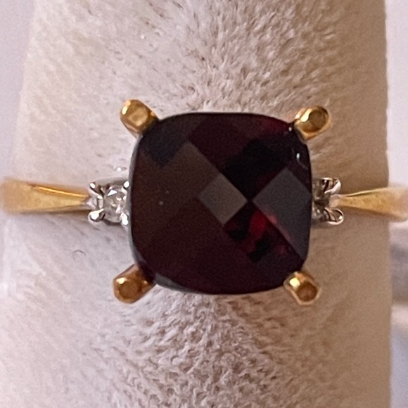 18K Yellow Gold 1.5 CTW checkered Garnet & Diamondsring size 6.5